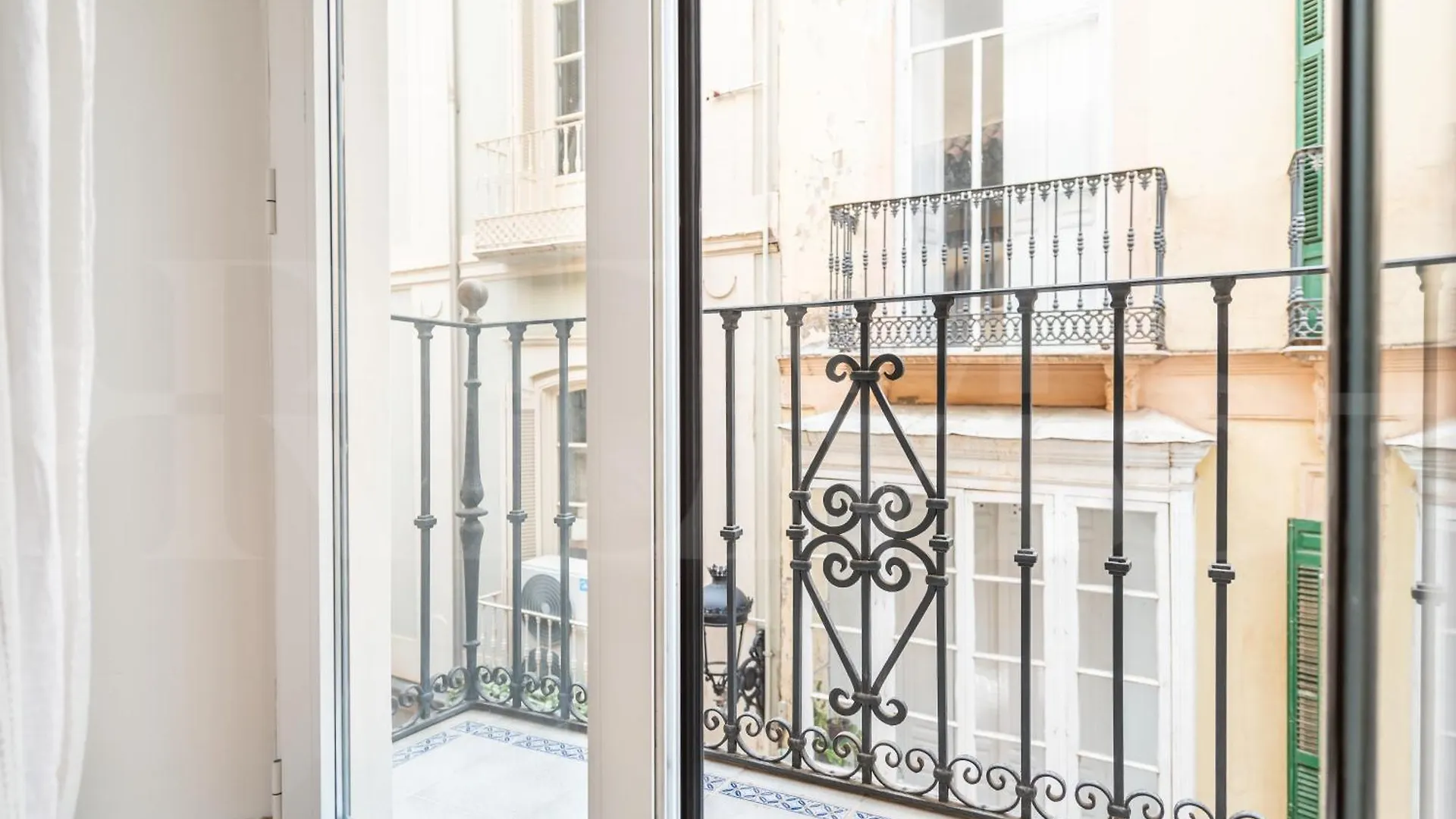 Charming Apartment With Private Patio By Rems マラガ