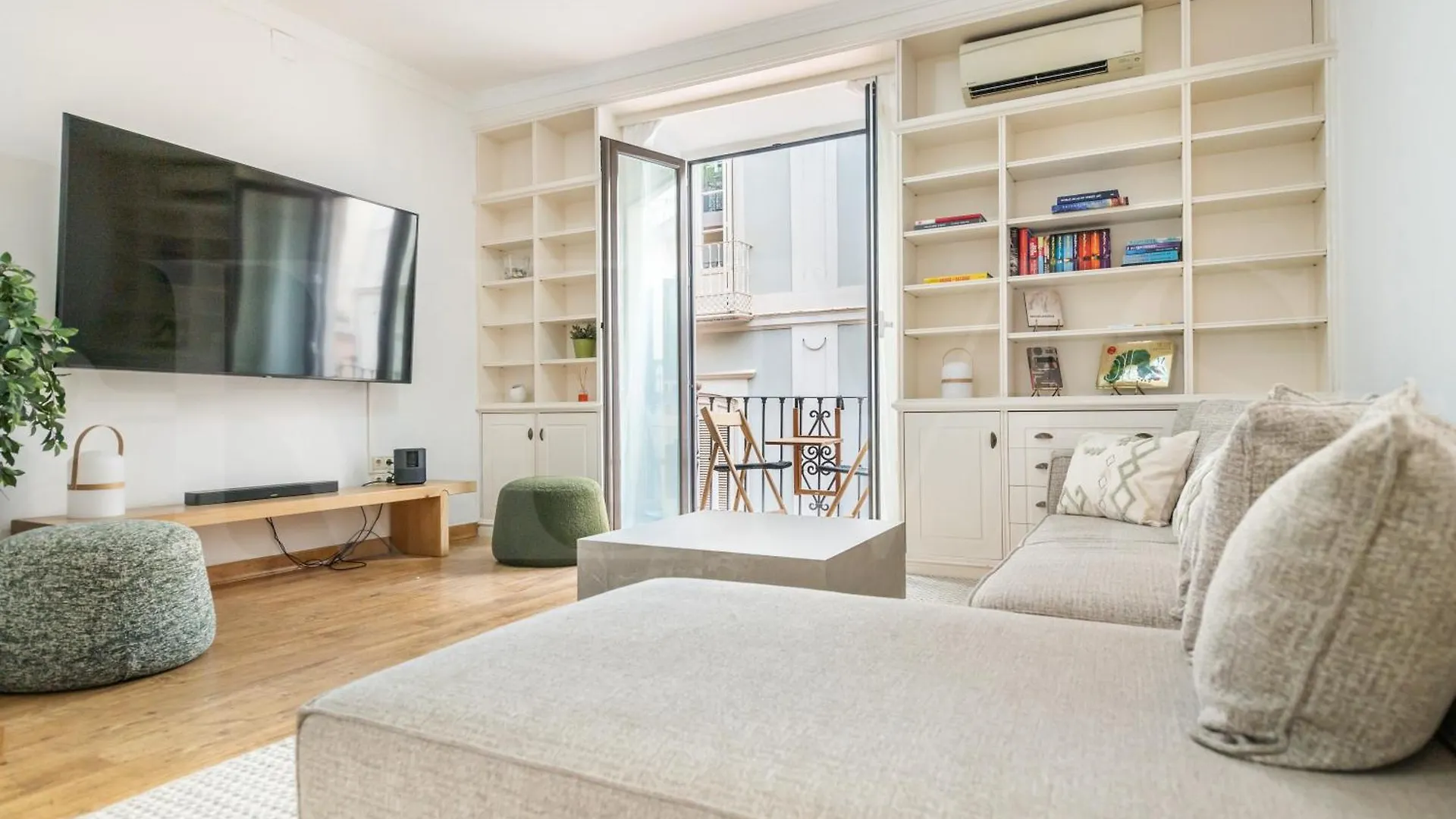 Charming Apartment With Private Patio By Rems マラガ 0*,